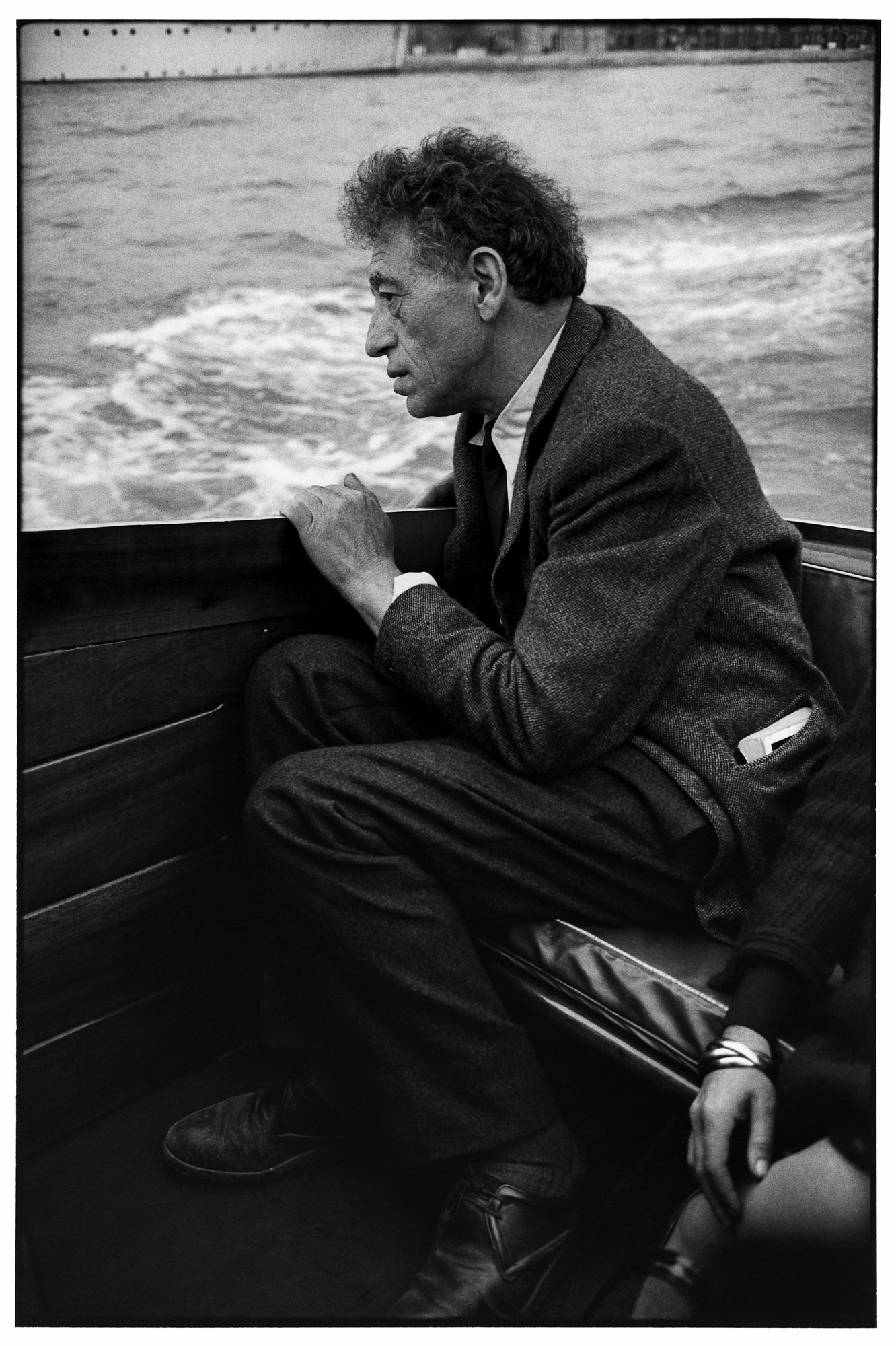Ugo Mulas. Alberto Giacometti nella sua sala, XXXI Biennale Internazionale d’Arte, Venezia, 1962 © Eredi Ugo Mulas. Tutti i diritti riservati. Courtesy Archivio Ugo Mulas, Milano – Galleria Lia Rumma, Milano / Napoli